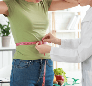 確認抽脂範圍、簽署同意書,同時進行手術前消毒 術前準備-新竹抽脂推薦