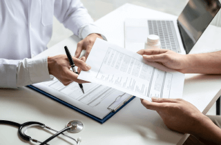 做詳細身體檢查,確保適合手術。 術前檢查-新竹抽脂推薦